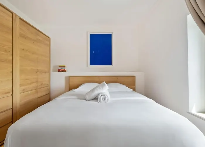 Modern 1-bedroom Near Train Station & Old Town