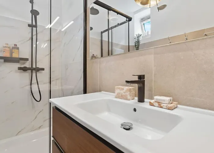 Modern 1-bedroom Near Train Station & Old Town