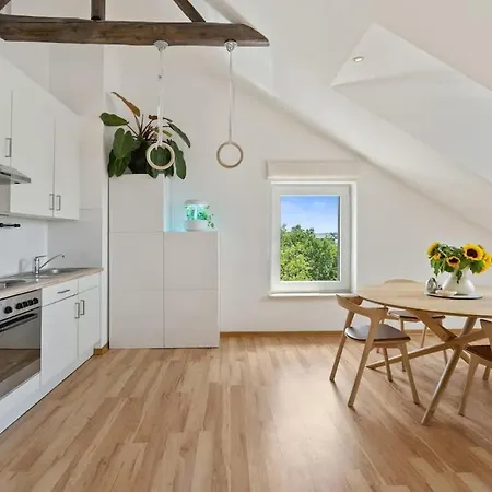 Modern 1-bedroom Near Train Station & Old Town 아파트