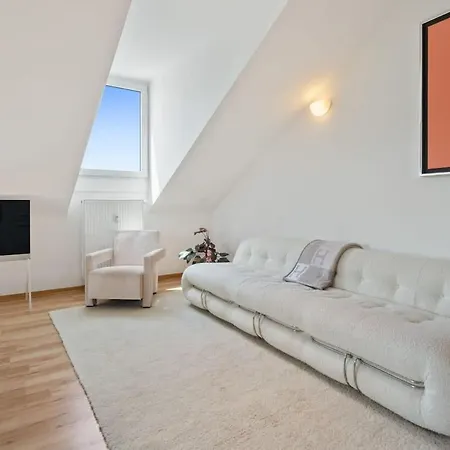 Modern 1-bedroom Near Train Station & Old Town