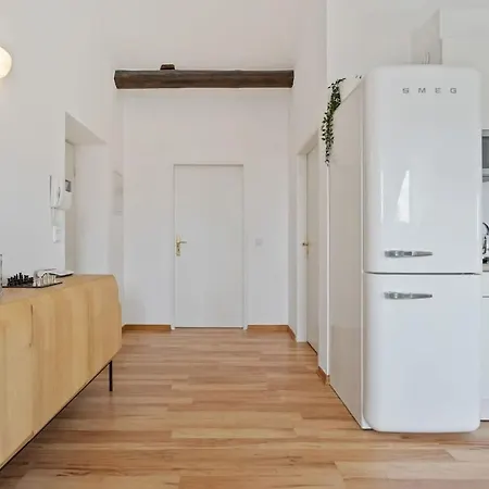 Modern 1-bedroom Near Train Station & Old Town 아파트 *