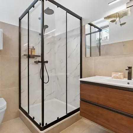 Modern 1-bedroom Near Train Station & Old Town 아파트