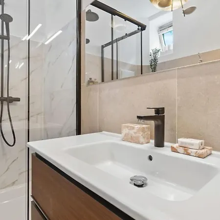 Modern 1-bedroom Near Train Station & Old Town