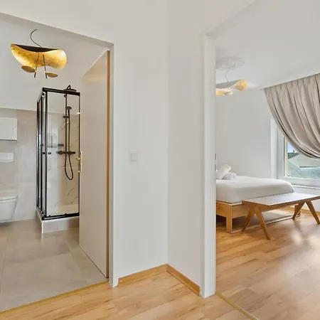 Modern 1-bedroom Near Train Station & Old Town 아파트