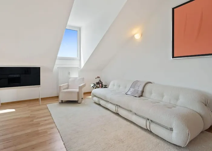 Modern 1-bedroom Near Train Station & Old Town