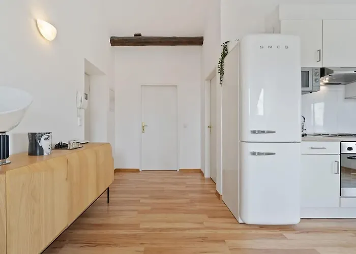 Modern 1-bedroom Near Train Station & Old Town Lejlighed *