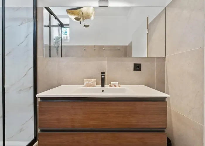 Modern 1-bedroom Near Train Station & Old Town *