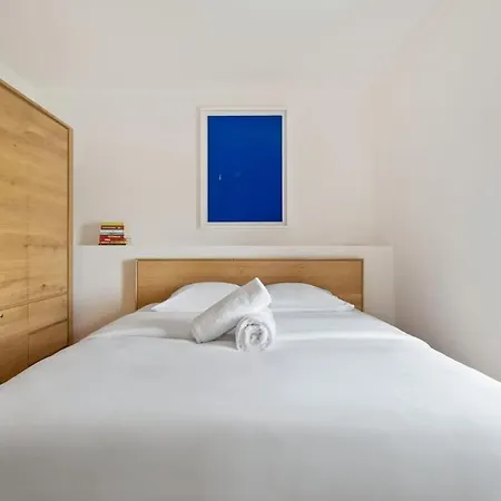 Modern 1-bedroom Near Train Station & Old Town