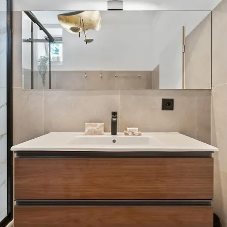 Modern 1-bedroom Near Train Station & Old Town *