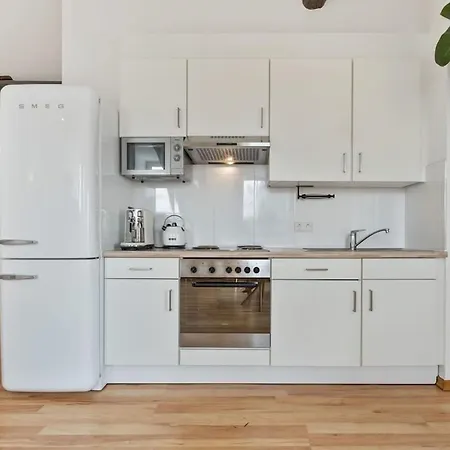 Modern 1-bedroom Near Train Station & Old Town