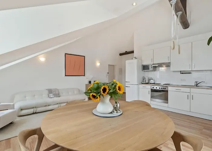 Daire Modern 1-bedroom Near Train Station & Old Town *