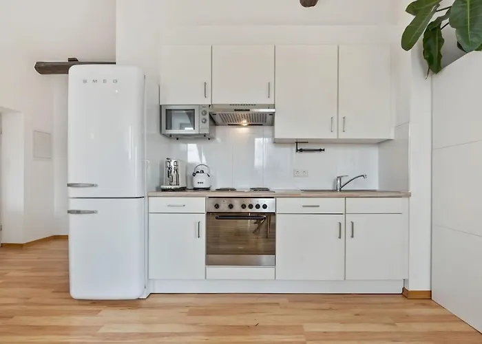 Modern 1-bedroom Near Train Station & Old Town